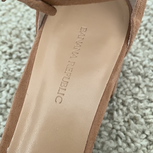 New Never-Worn Banana Republic Bare Low Block Heel Sandals 10.5 Tan Suede - Picture 2 of 7